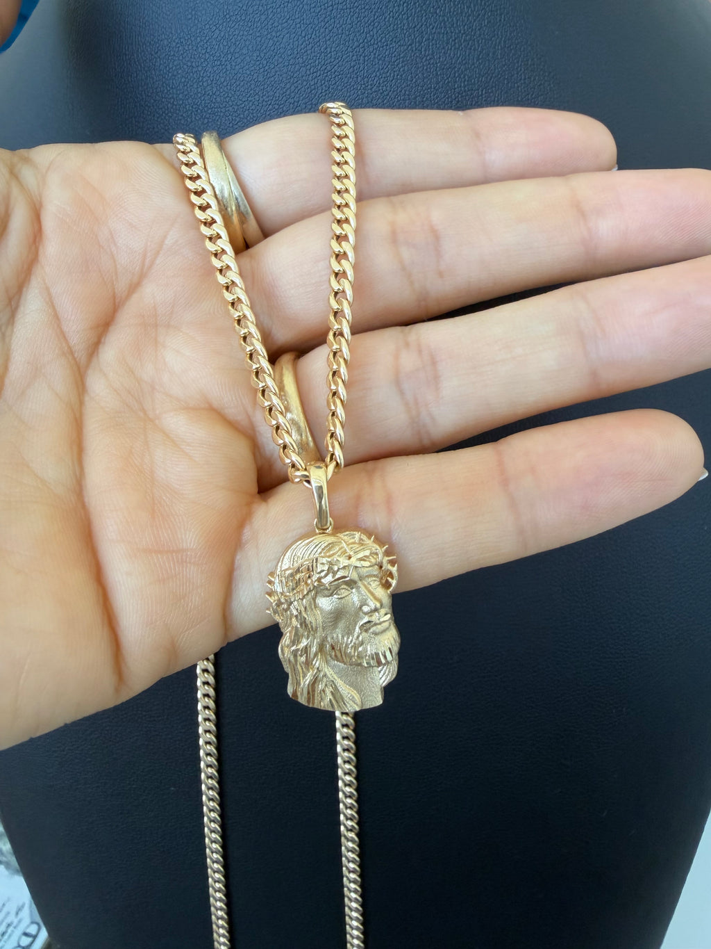 Cadena cubana rostro de Jesús