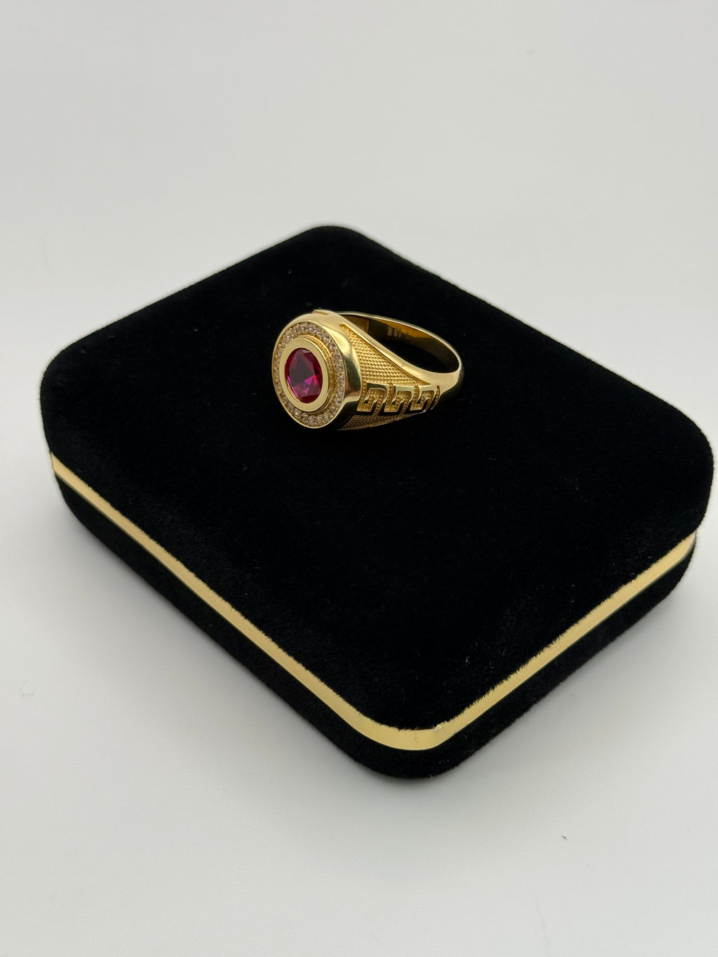 18K Italian Gold V Ring with Red Stone – 8.33 g