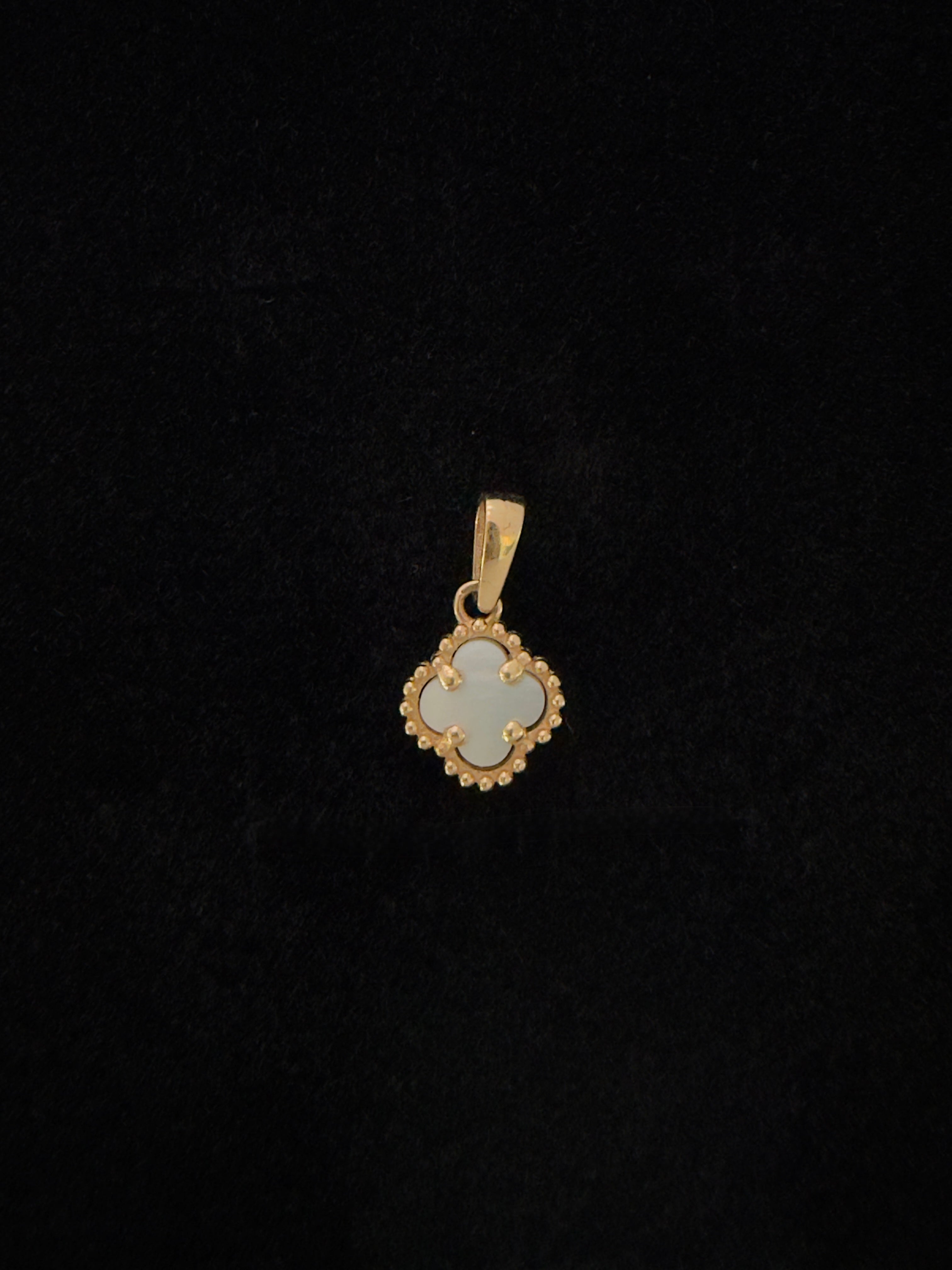 18K Gold V.C White Pendant - 0.72 g