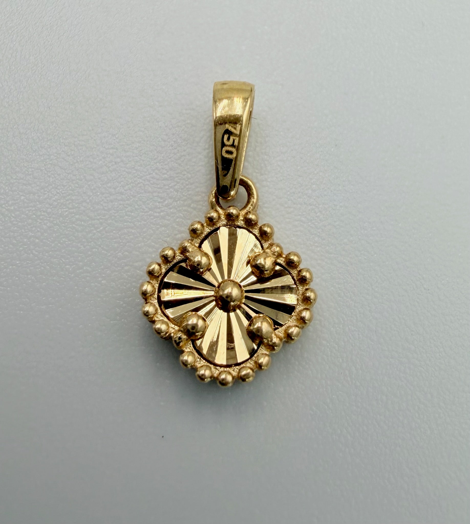 18K Gold V.C Pendant - 0.76 g