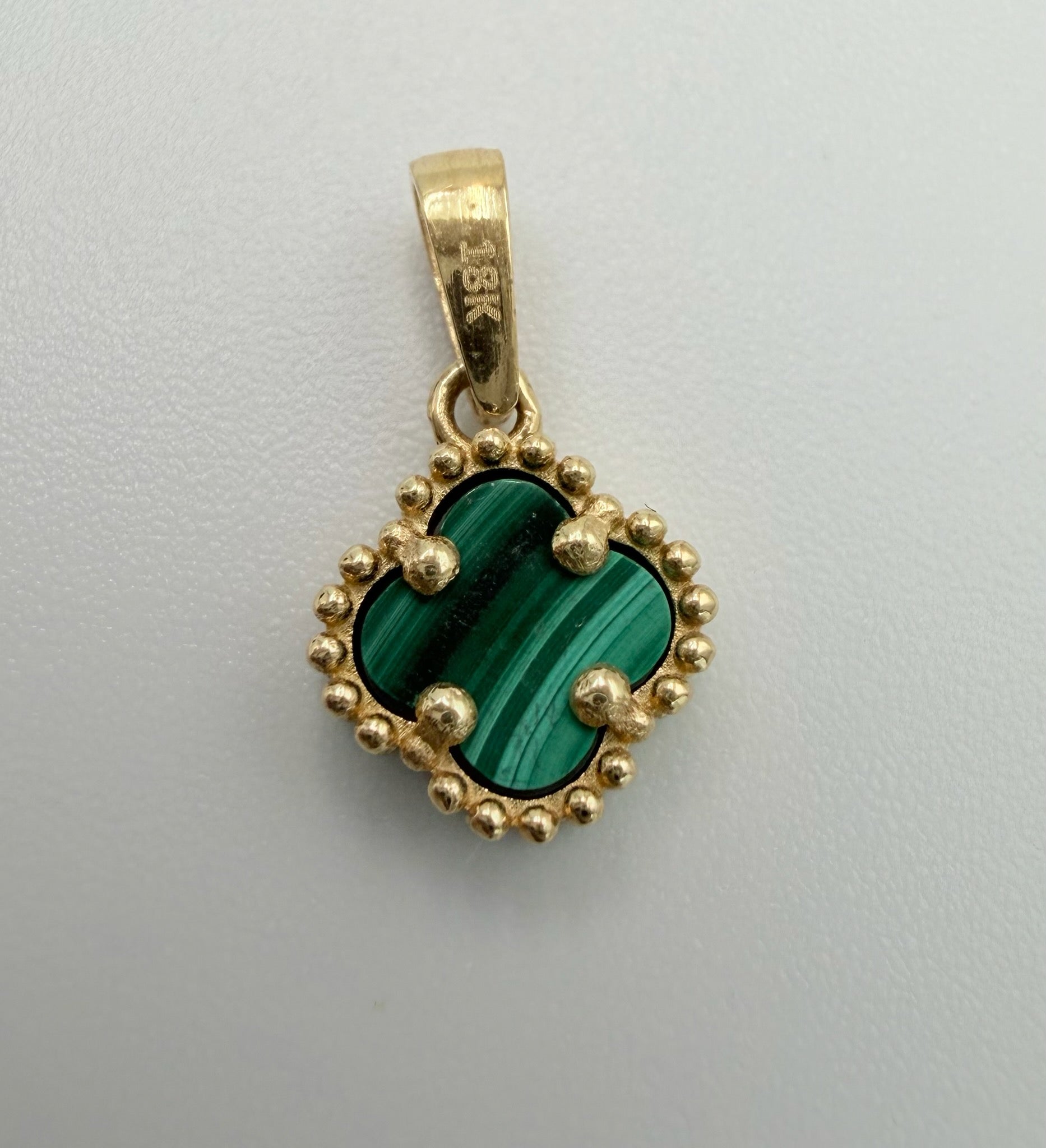 18K Gold V.C Green Pendant - 0.72 g
