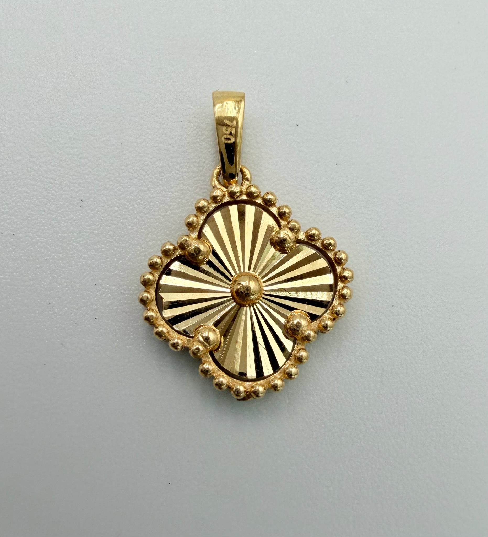 18K Gold V.C White Pendant - 1.47 g