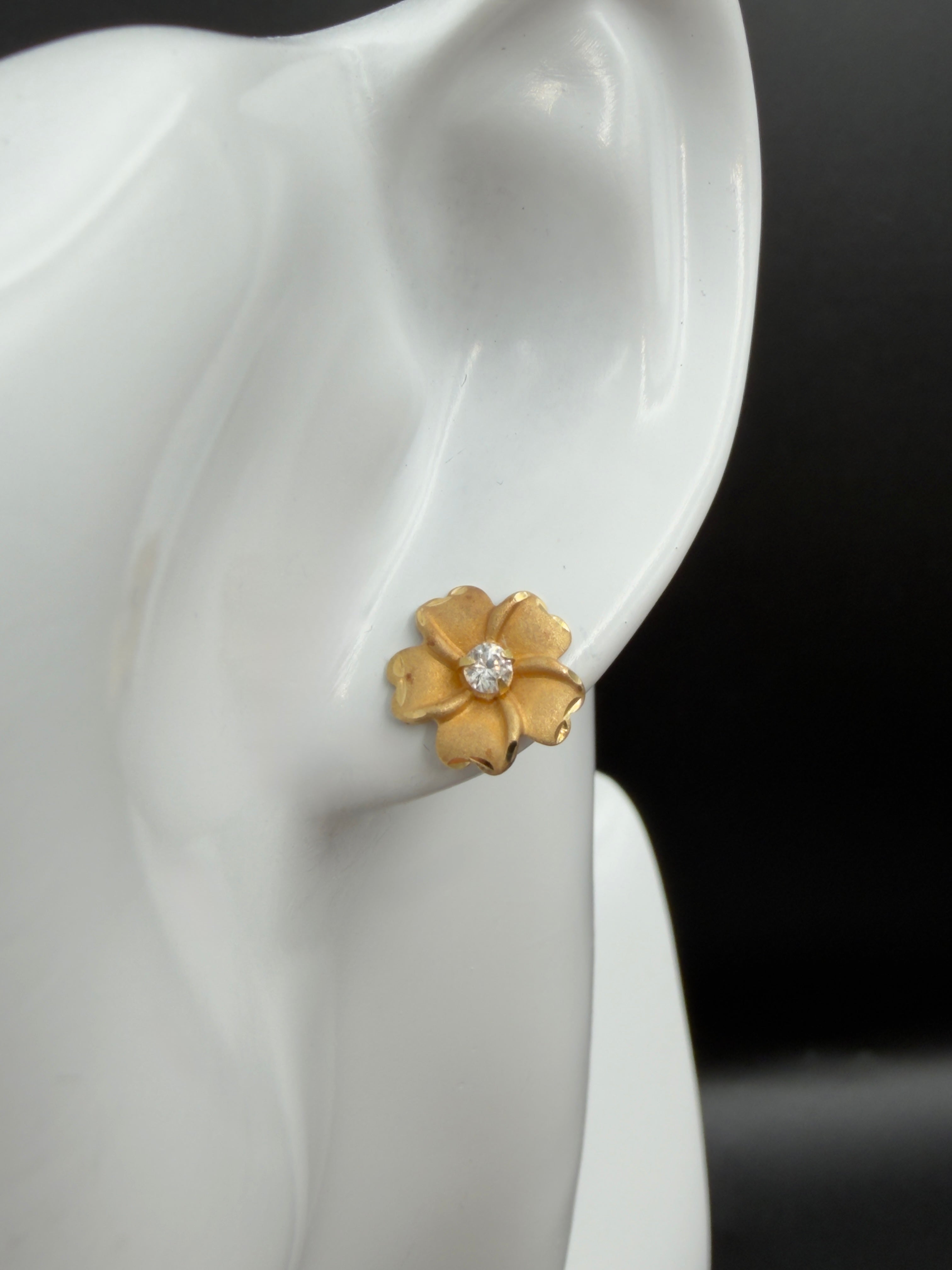 Aretes - Topos Flor Zirconia Blanca Oro 18K Italiano 1.26 g