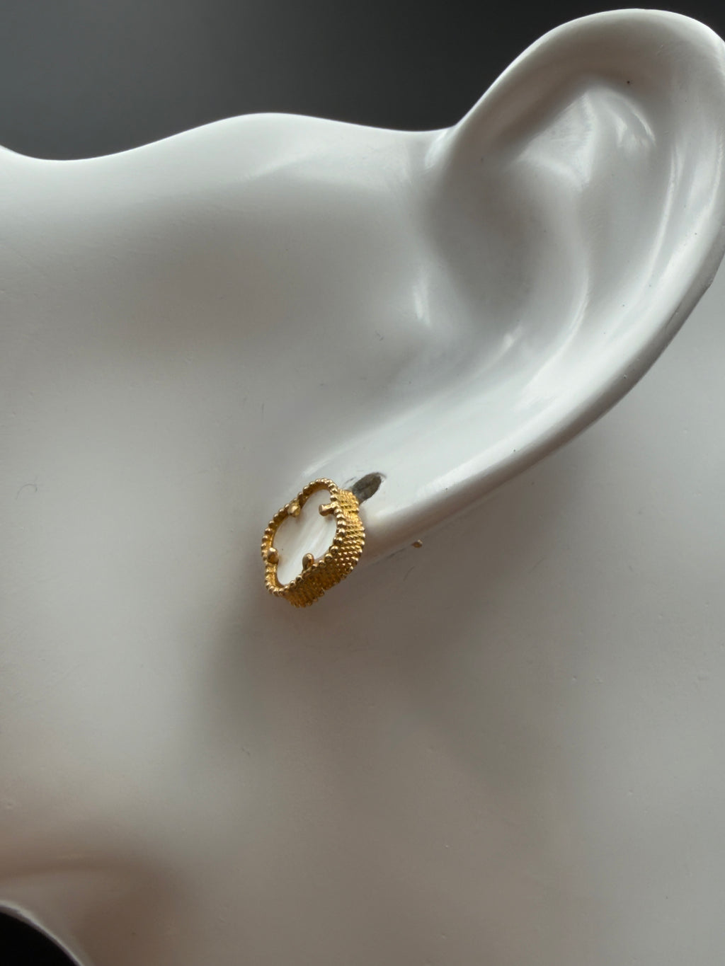18K Gold V.C White Earrings - 2.20 g