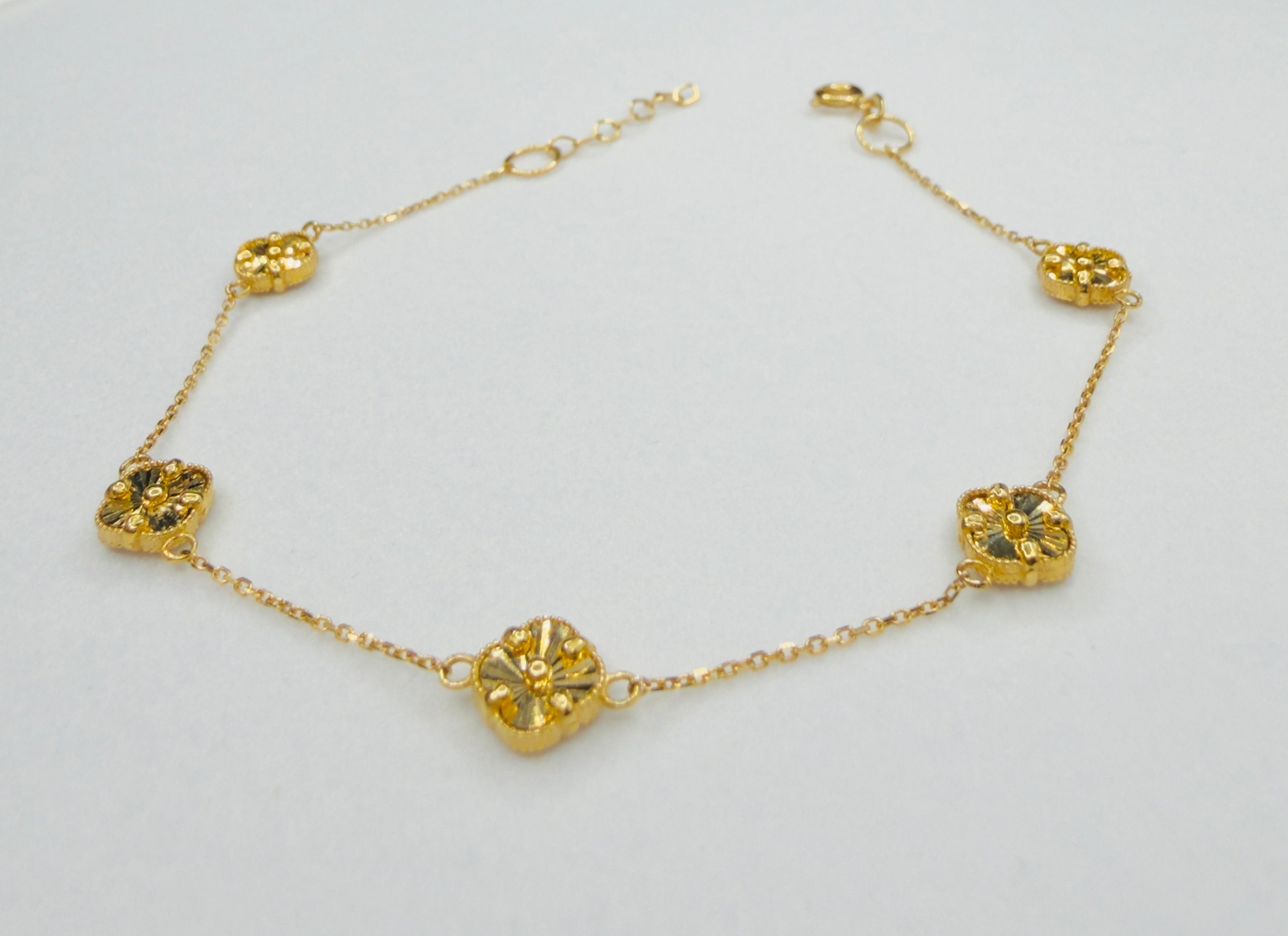 18K Gold V.C Bracelet - 3.21 g