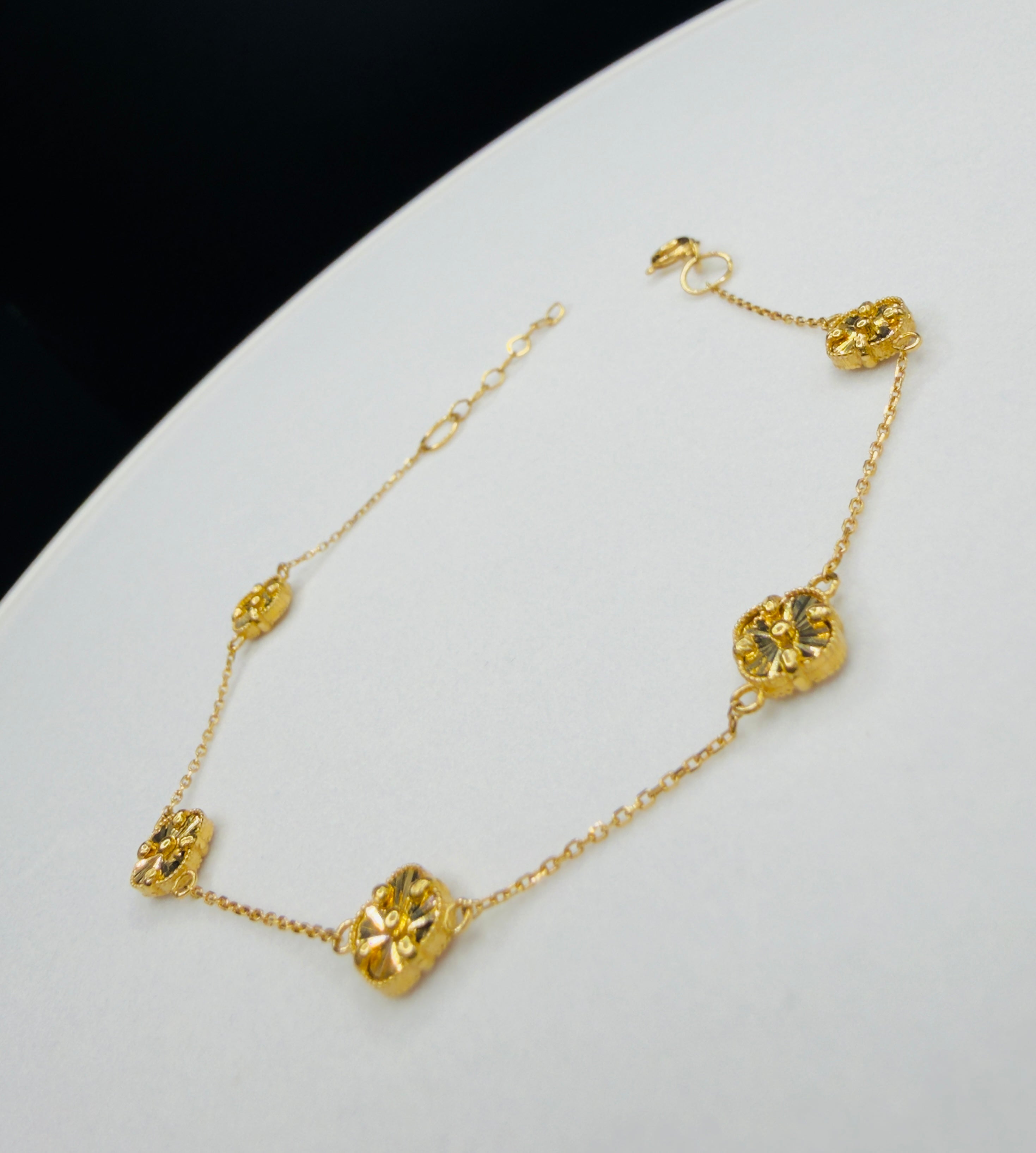 18K Gold V.C Bracelet - 3.21 g