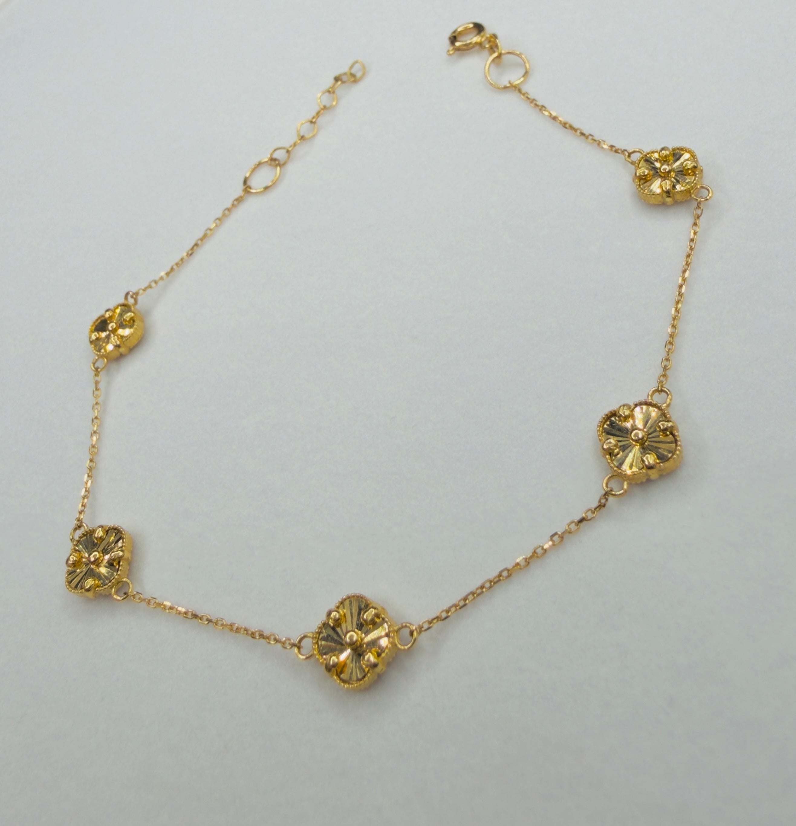 18K Gold V.C Bracelet - 3.21 g