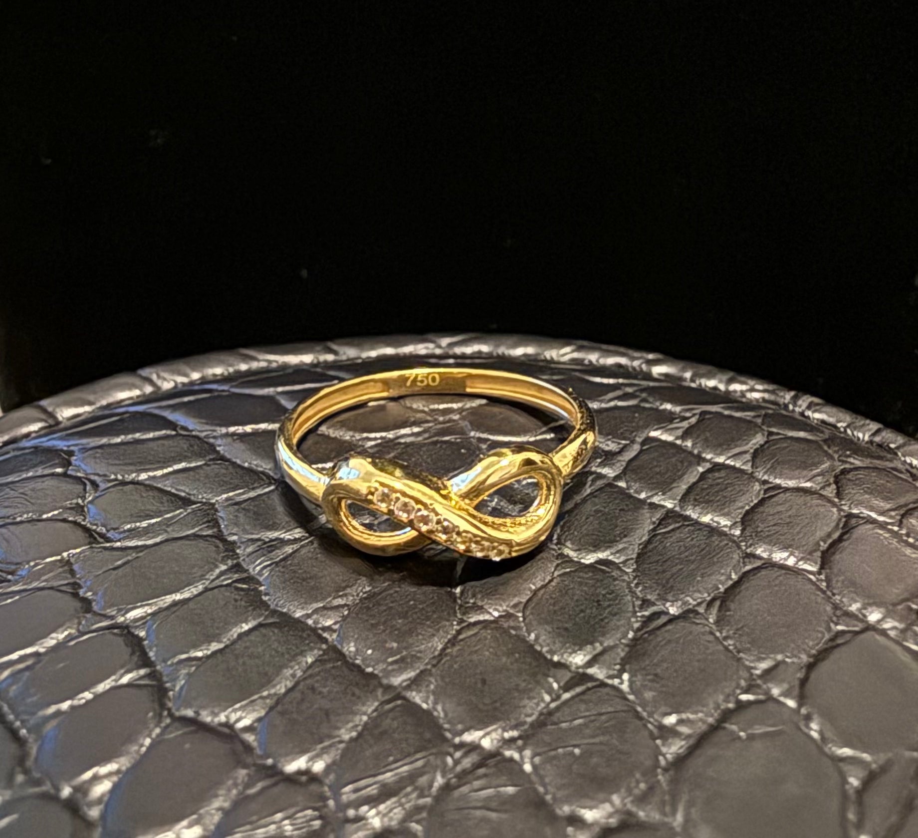 Anillo Infinito Zirconia Blanca Oro 18K Italiano 1.95  g
