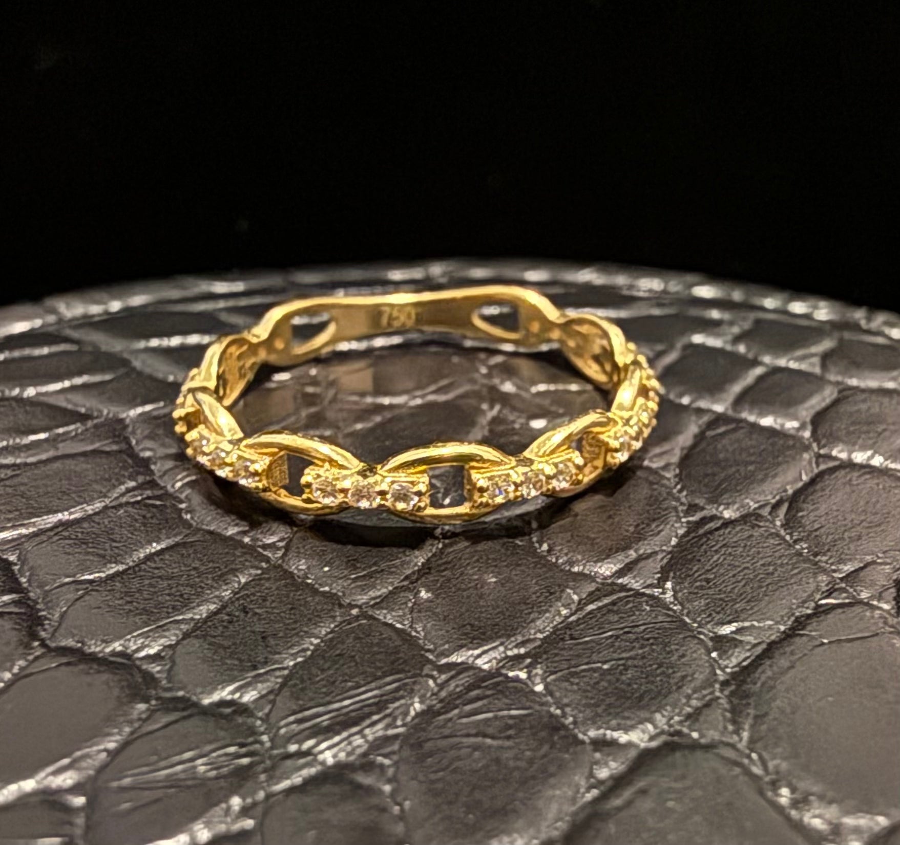 Anillo Banda Gucci Zirconia Blanca Oro 18K Italiano 1.38  g