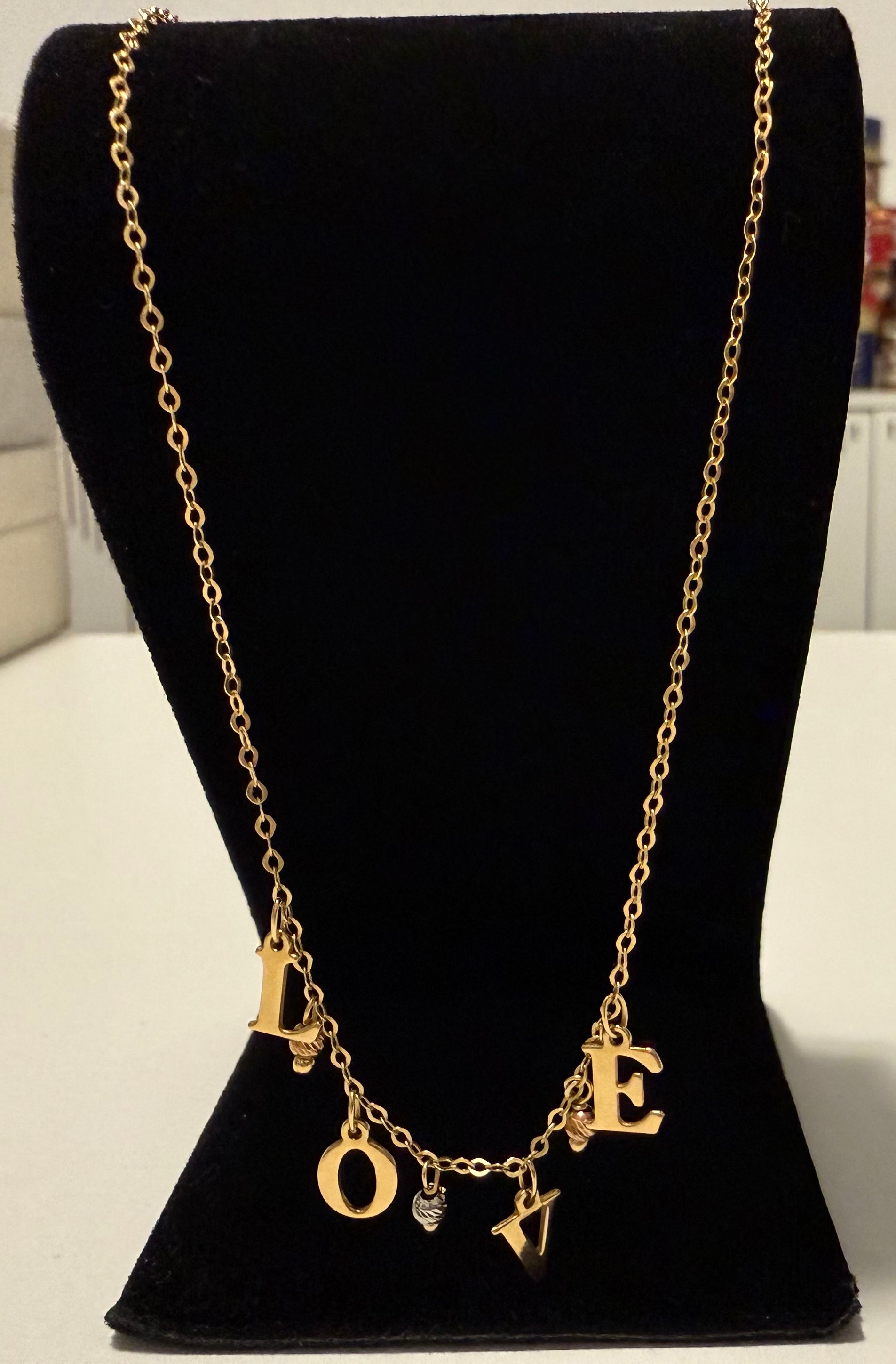 18K Gold Women’s Necklace with Love Pendant – 2.27 g